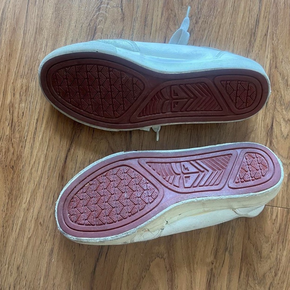 Y2K Roxy Sneakers - Picture 2 of 3